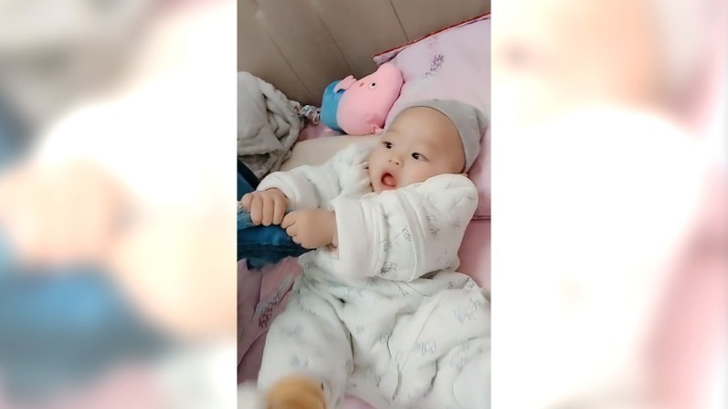 杏妈|妈妈故意拿走宝宝被子,结果萌娃发脾气了,奶凶奶凶的好可爱