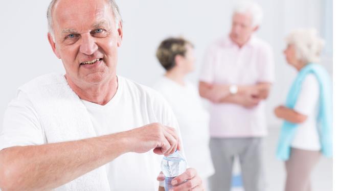 老年人一天在5個時間點勤喝水,身體或受益匪淺,希望你重視