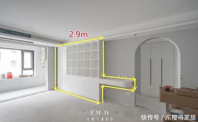 书桌|沙发后面这堵墙有作用了,打满2米9的储物柜,不就有了书柜书桌?