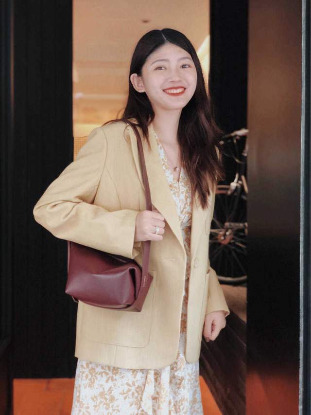 时尚博主|初秋,梨形身材和成熟脸怎么穿?浅蓝色西服搭配连衣裙,温柔优雅
