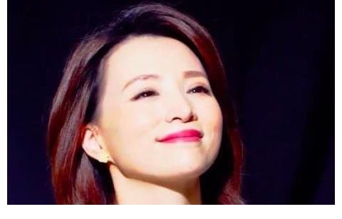 退出央視春晚后，董卿并沒有結束自己的旅程，而是繼續(xù)超越自己