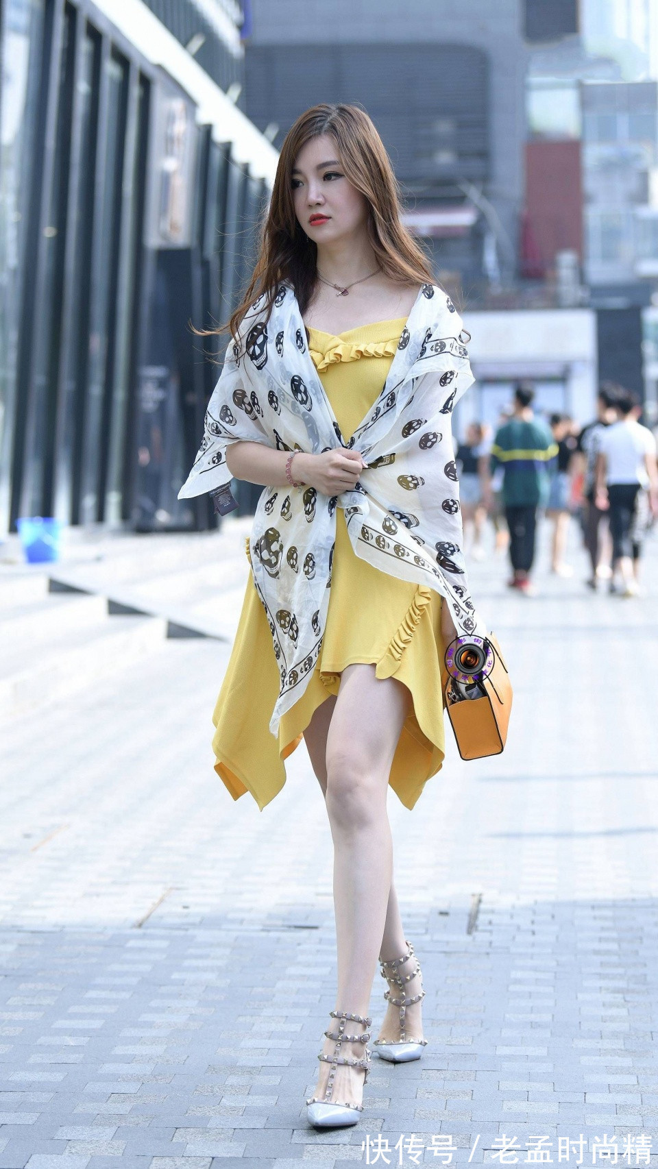 连衣裙|街拍: 连衣裙加一块披巾, 美女是这样的妩媚而嫣润