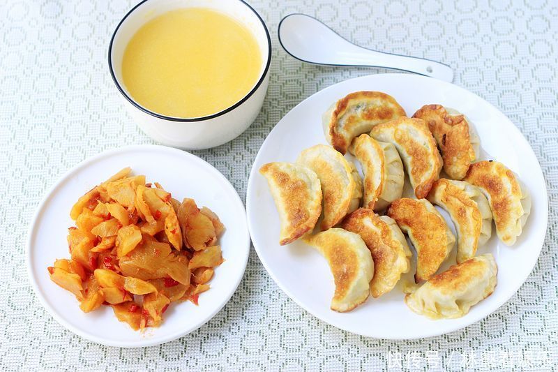 傻傻的|剩米饭别再傻傻的炒了,教你一招,比饺子都好吃,早餐也有了