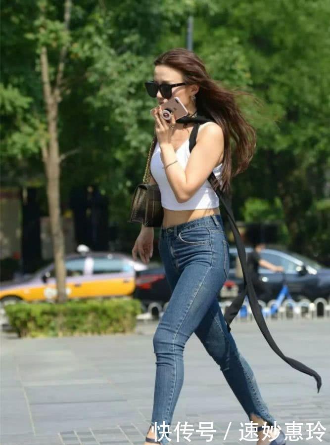 牛仔裤搭配白色吊装上衣,让你的美焕发光彩