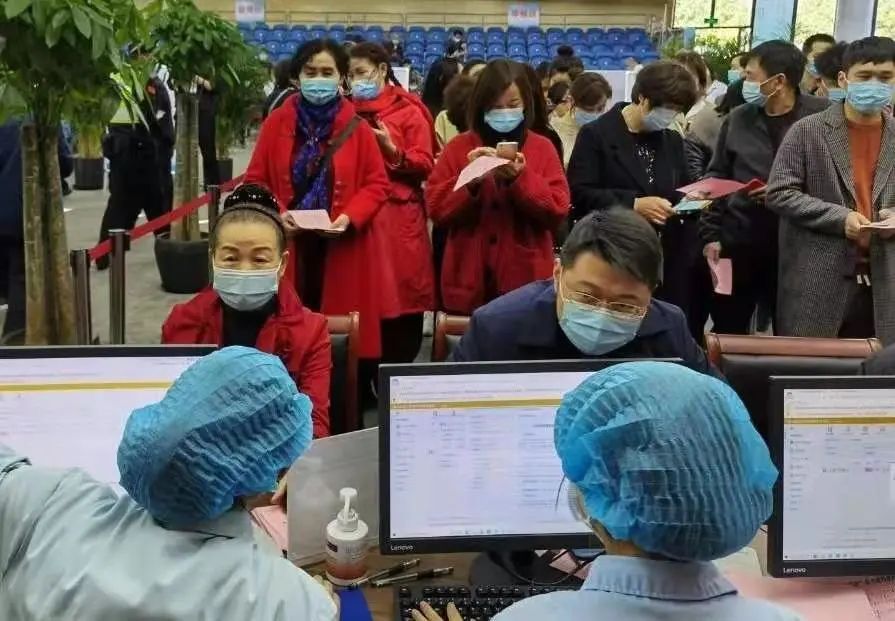 丽水80多位老年人组团接种免费新冠疫苗