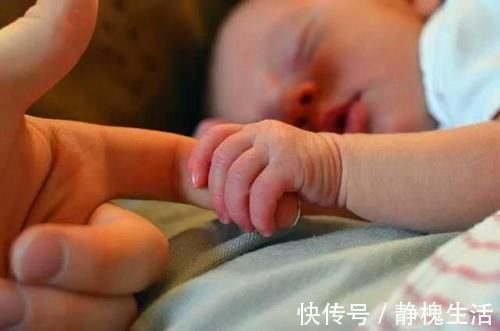 婴儿|宝宝拇指内扣,大脑会很笨?超过这个月龄没好转,就该及时就医