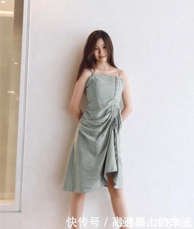 清纯|姐姐穿着吊带裙,从清纯到成熟,给人一种新鲜的感觉