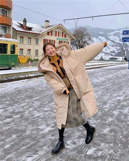  轻松|羽绒服里边穿什么？这几个搭配思路，时髦显气质，轻松摆脱臃肿感