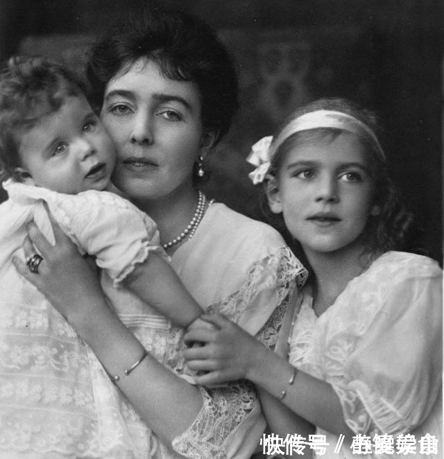 手镯 丹麦皇室首饰光彩夺目而奢华,唯有一款手镯虽普通,却是流传百年