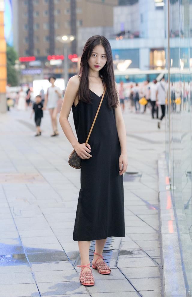 街拍:时尚性感的穿搭迷人的身材,诱惑