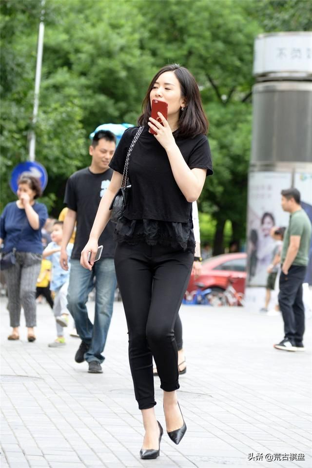 黑色t恤|黑色九分紧身裤，搭配黑色尖头细跟鞋，搭配黑色T恤，时尚简约