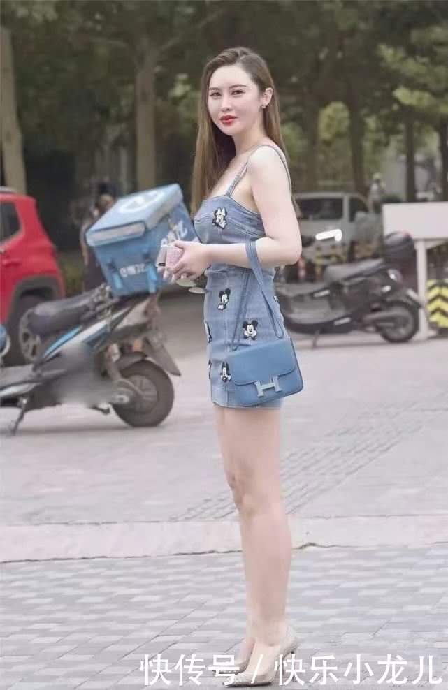 街拍牛仔吊带连衣裙,小姐姐性感又迷人