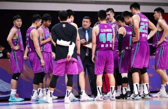 遼籃|官宣！宏遠(yuǎn)公布重要簽約，遼籃大勝后雙喜臨門(mén)，山東男籃正式改名