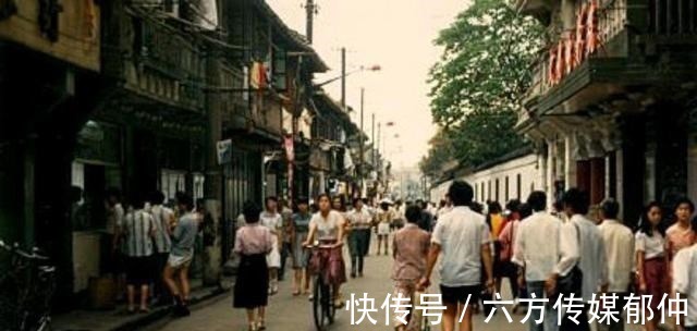 大片|80年代上海的老照片，徐家汇那时还有大片的老民房，你认得吗？