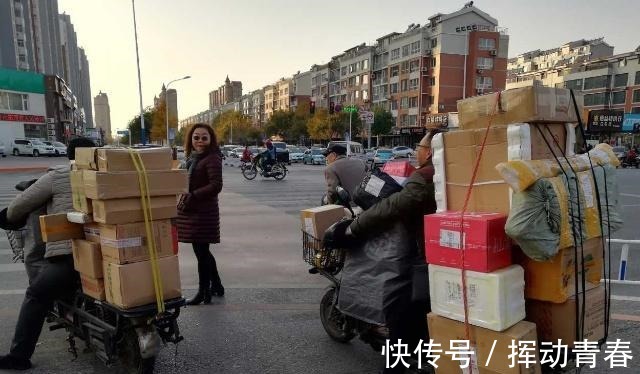 实体店|女生网购一双鞋收到两双，以为发错要退货，看到鞋盒里纸条笑翻了！