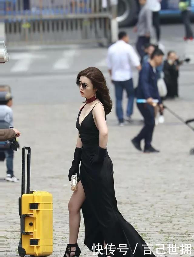 路人街拍淡红色休闲衫搭配黑色牛仔裤,清爽大方