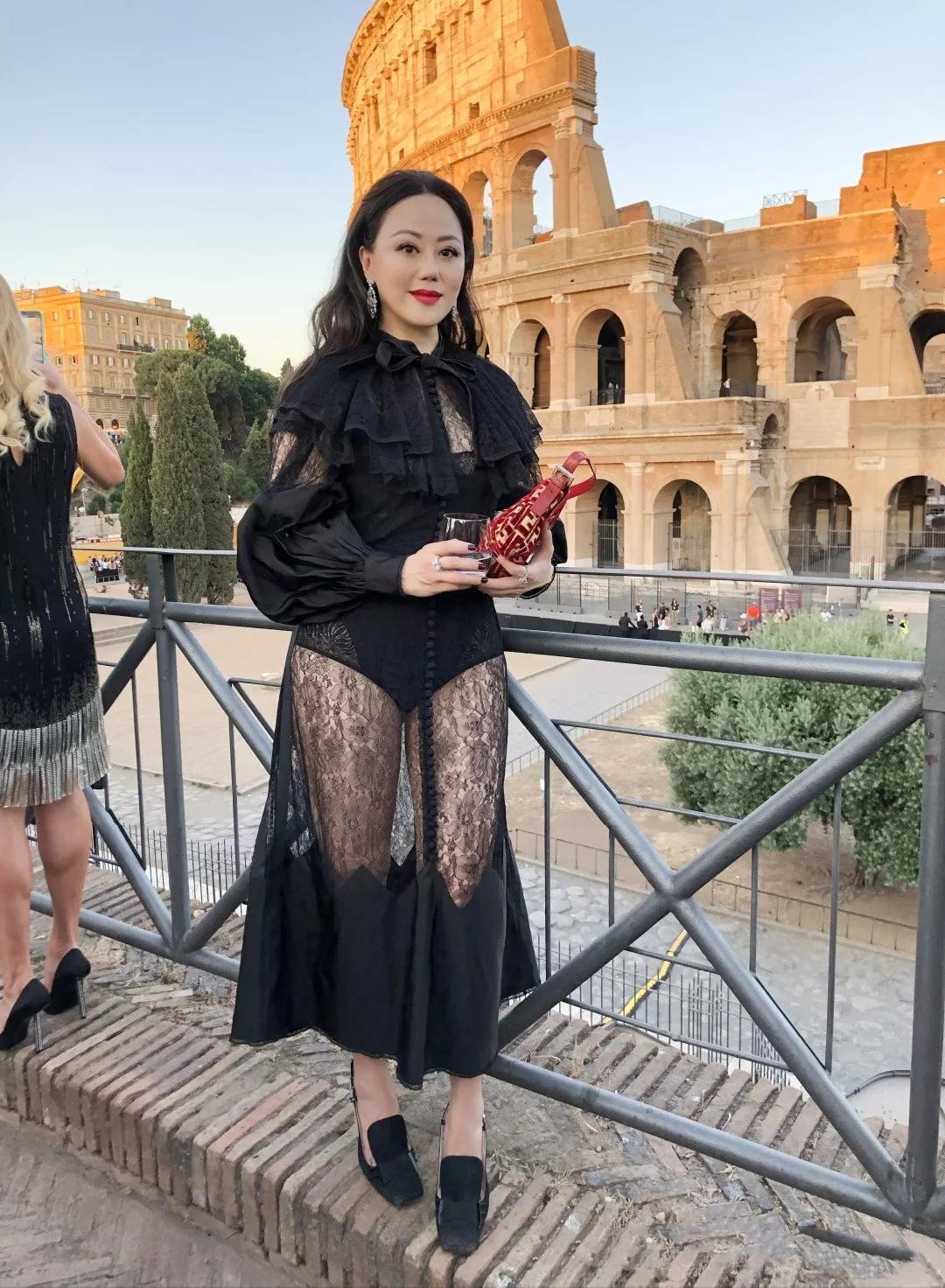 穿搭|章小蕙才是“人间富贵花”!穿香槟色亮钻长裙超有阔太气质,超美