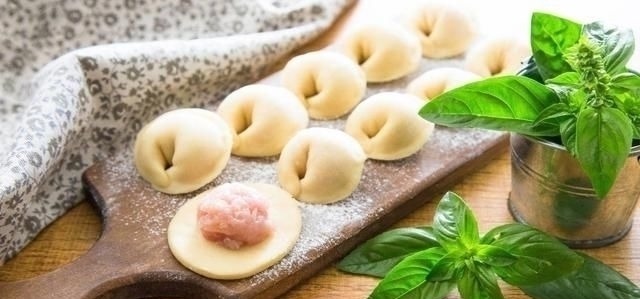 生饺子千万别直接放冰箱，学会店老板的小诀窍，再也不怕开裂粘皮