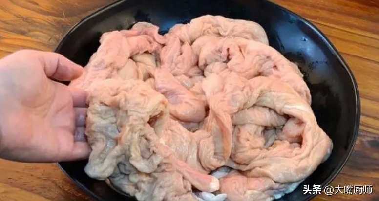 才知道洗猪大肠很简单,不加碱不加醋,20分钟洗净,不腥臭不油腻