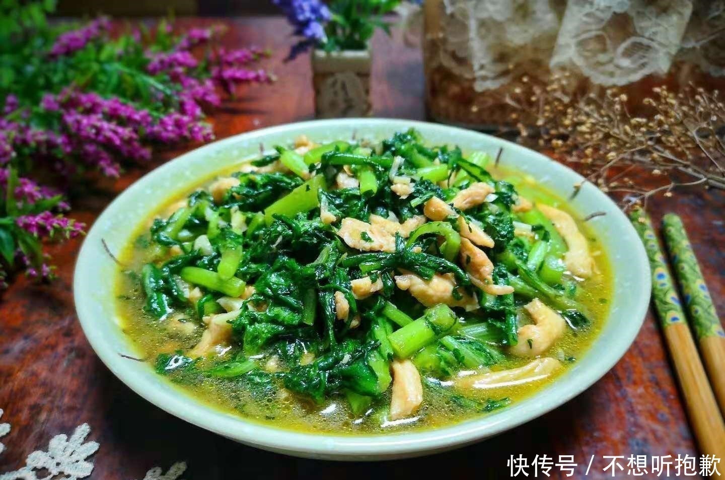 茼蒿炒鸡肉|天越冷，这菜就越肥嫩，正大量上市，3块钱一斤，炒着吃特别香！
