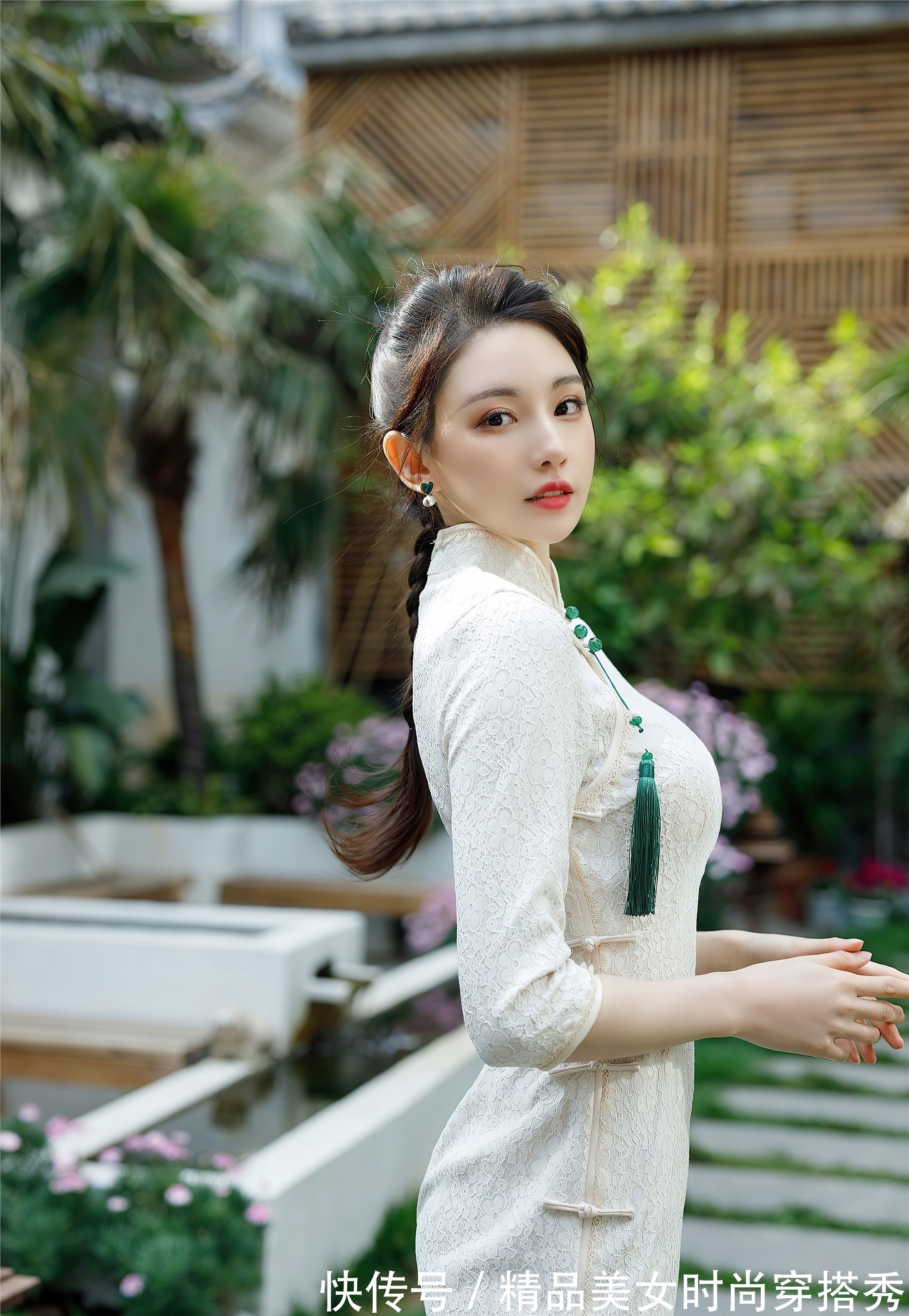 小姐姐|小姐姐身穿米白色钩花的蕾丝旗袍,充满着优雅的东方气息!