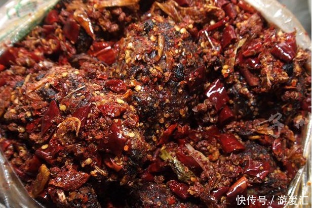 中年夫妻卖它养家,10元1个,没出锅就被抢光,邻摊看着就眼红!