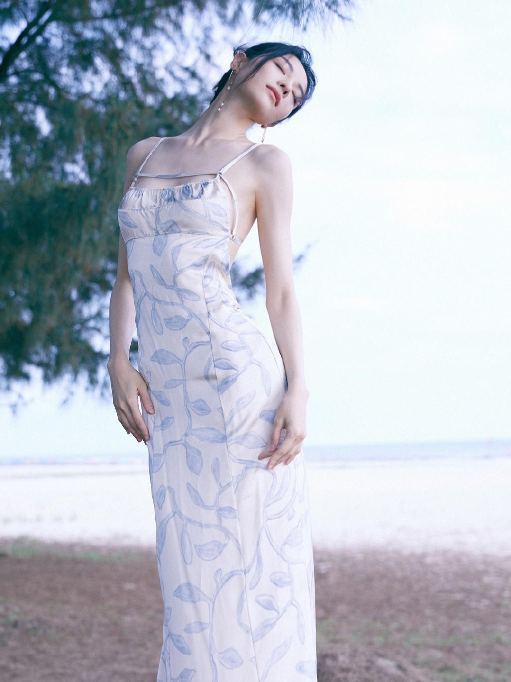 吊带连衣裙|钟楚曦的身材比例太完美,一袭吊带连衣裙性感优雅,美得让人心动