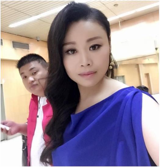 天差地别的王小丫和草帽姐一个低调无冕之王，一个浮夸遭人唾弃