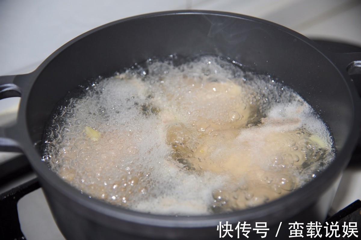 入味|懒人版葱油鸡的做法,鲜嫩入味,葱香味四溢,咬一口就爱上的味道