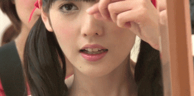 |搞笑GIF从来没有见过如此较真的一个大哥，非要弄得一样宽吗？