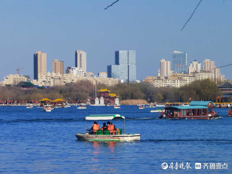 来赏春啦！济南大明湖春鸭戏水湖中泛舟美景尽收眼底哦|情报站| 来赏春啦！济南大明湖春鸭戏水湖中泛舟美景尽收眼底哦\＂,\＂i16\＂:\＂情报站