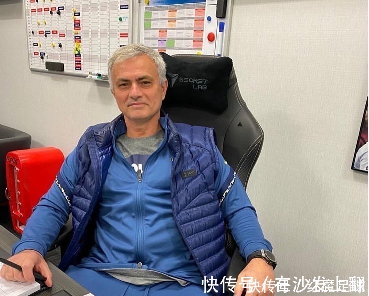 球迷|穆帅晒办公室:带曼联夺欧联冠军照片张贴在C位!