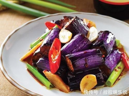 炒茄子时,先放油是不对的,酒店大厨教您一招,茄子不油不发黑