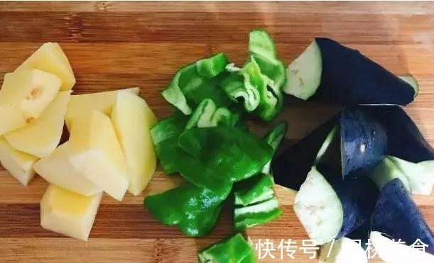 东北|东北经典名菜地三鲜，味道鲜美，滑嫩入味，孩子最爱吃这个