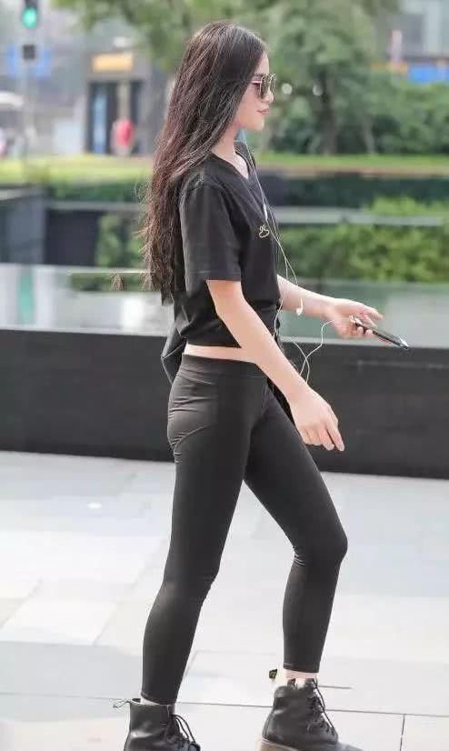 漂亮|街拍美女长相漂亮的小姐姐,一件时尚小衫穿得新潮美丽漂亮