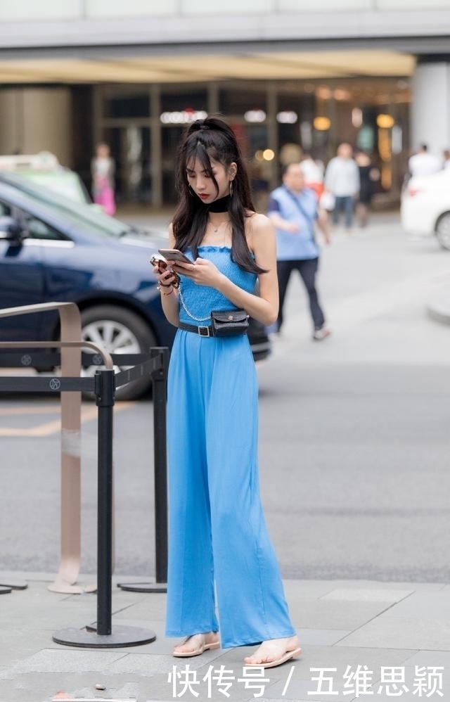 路人街拍,美女灰色休闲裤搭配挂脖式背心,行走间满满的青春活力