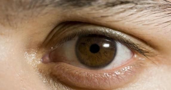 医生提醒 眼白 出现这几种颜色 你需警惕了 快资讯