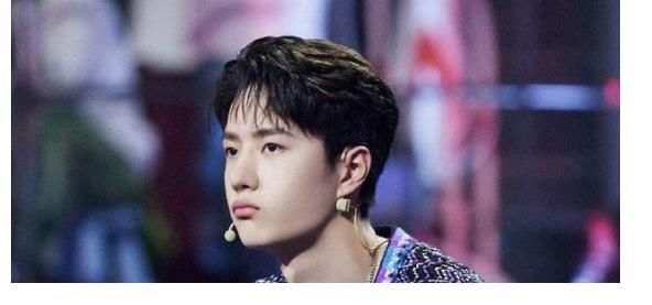 抱枕|王一博被抱枕“占便宜”?粉丝高呼:在外录节目要保护好自己