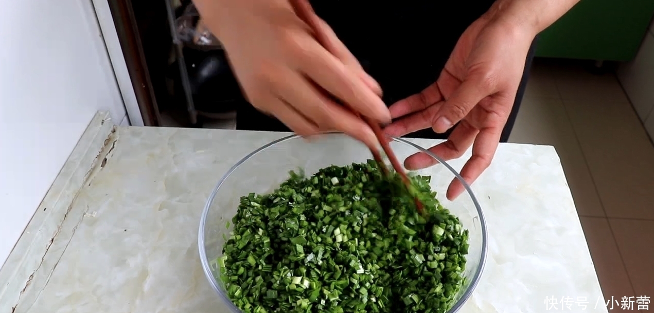 想吃韭菜盒子不用出去买,教你在家做更营养,薄皮大馅吃不够