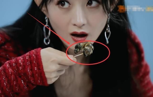 整块 赵丽颖不会吃螺蛳粉,挑出后整块塞到嘴里,幸亏王一博及时提醒她