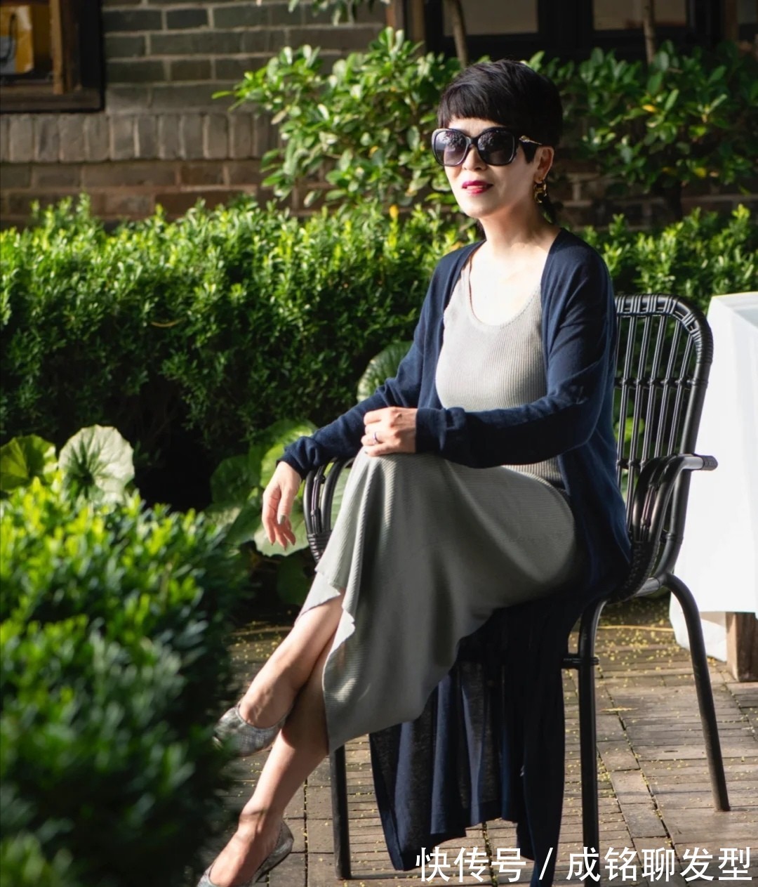 马甲|六十岁更要摆脱大妈感,学学她的减龄搭配术,穿出优雅的时髦范