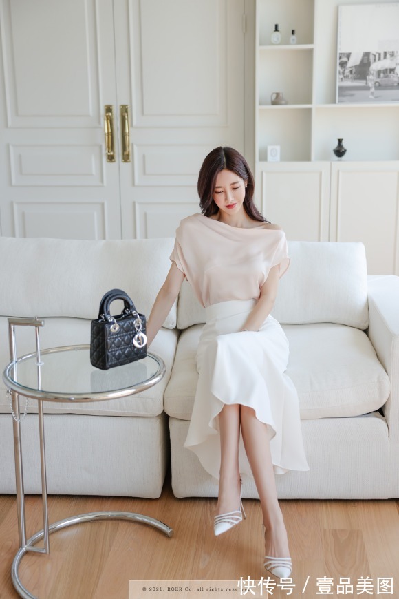时尚|女神孙允珠时尚搭配:荧光驼色淡粉斜肩白瓷鱼尾裙
