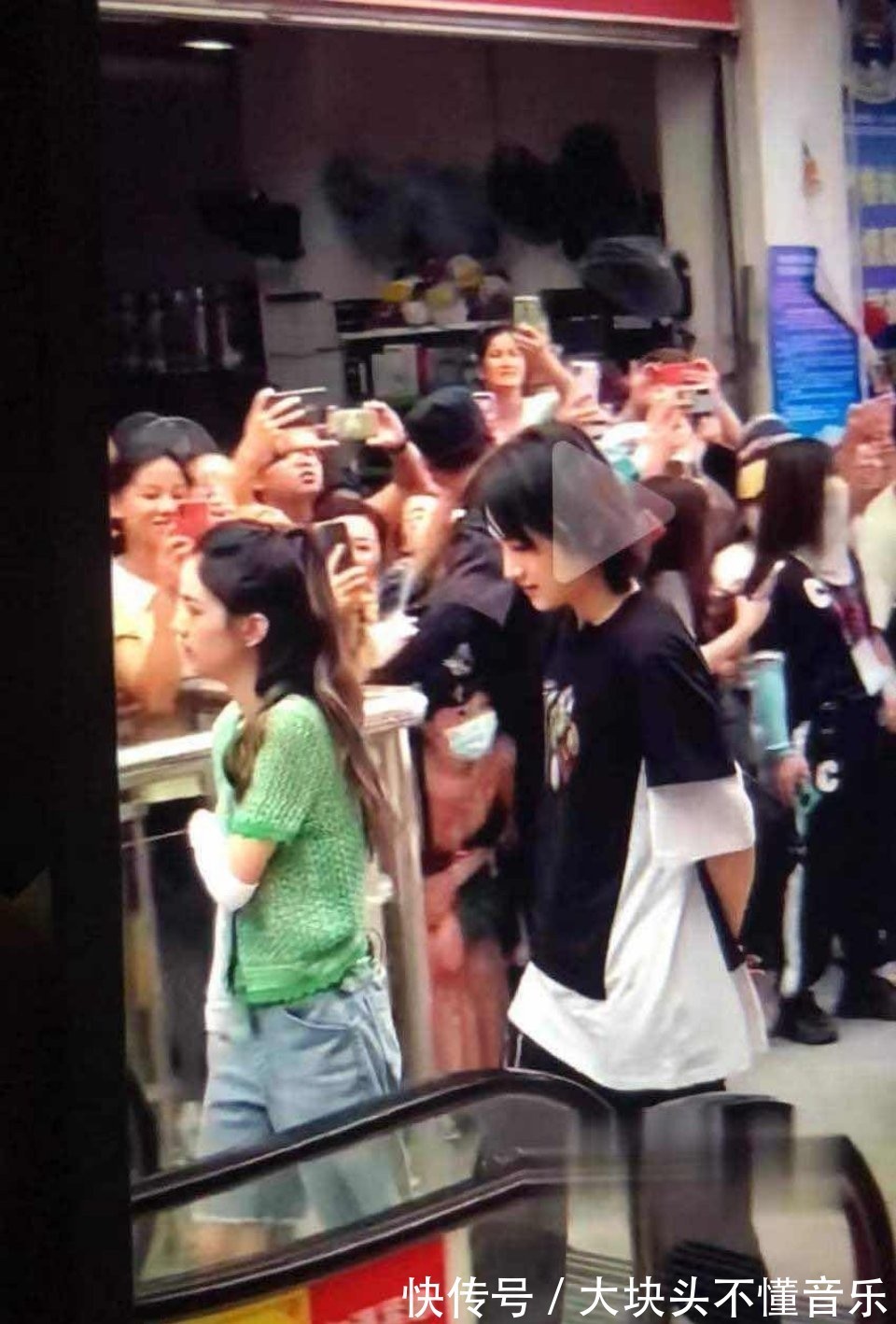 姚安娜|《中餐厅》正式官宣,周也姚安娜同框,周也的颜值真的很能打