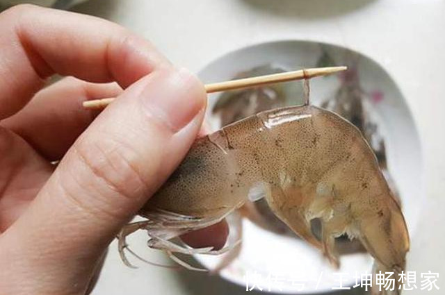 虾头里面是精华还是脏东西可以吃吗才知道，这么多年虾白吃了