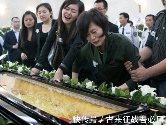 接力棒|2011年丛飞遗孀遗体告别仪式, 5岁女儿默默抹泪,上千名市民送行