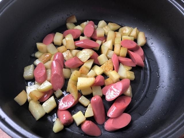 做法|火腿肠不要直接吃，教你3种简单做法，香辣又过瘾，上桌就被扫光