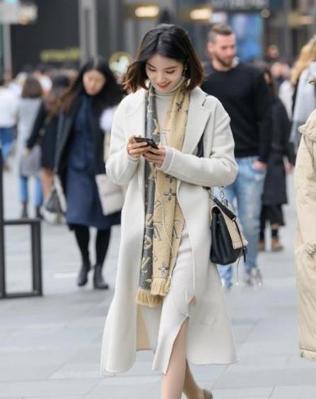 街拍:美女穿粉色吊带短裙,展现曼妙身姿,娇俏动人