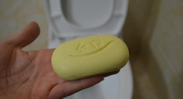 卫生间|马桶里放一块香皂,真是厉害,解决了很多家庭的困扰,涨知识了