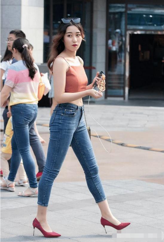 粉红色小吊带搭配九分紧身牛仔裤,时尚大气,彰显身材