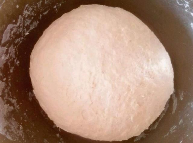 热水|做油饼用凉水还是热水和面?都不对,这样做柔软多层,凉了也不硬